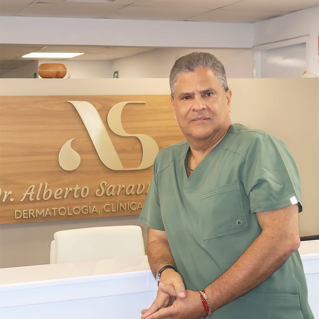 Dr. Alberto Saravia Zárate en la recepción de la clínica